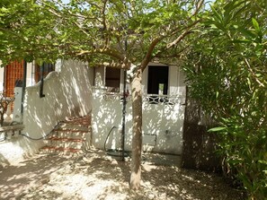 Property grounds - PIERRETTE,Ideal house for your holidays near the sea, free wifi, optional air conditioningl, pets allowed, dog’s beach (Delta de l'ebre)