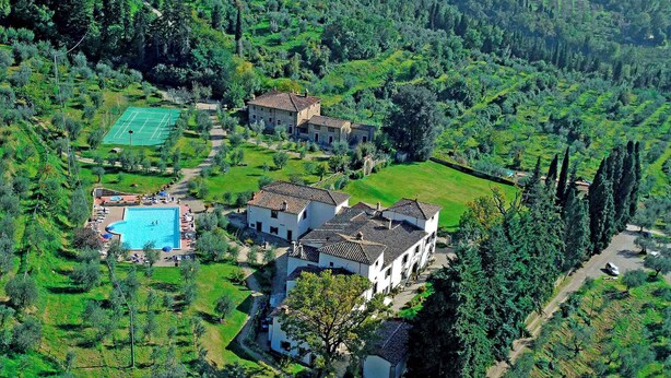 An aerial view of a large estate with multiple buildings, a tennis court, and a swimming pool. - Holiday home Two-room apartment for 2 (Pelago)