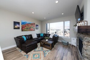 Een smart-tv, een open haard en een dvd-speler