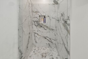 Duschwanne, Haartrockner, Handtücher, Seife