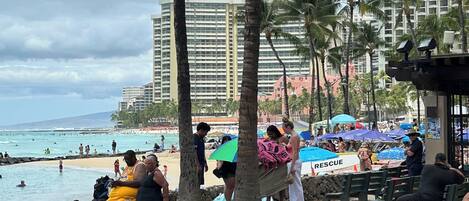 Ranta lähistöllä, aurinkotuoleja