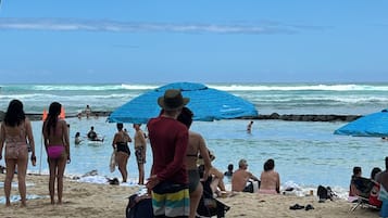Una playa cerca, sillas reclinables de playa