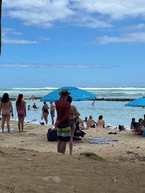 Una playa cerca, sillas reclinables de playa