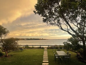 Outdoor dining - Beachfront Horden’s Beach House (Bundeena)