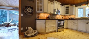 Water Front Cottage on Lake Mirage, Private Dock, Sandy Beach and Hot Tub!