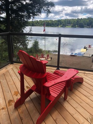 Property grounds - Water Front Cottage on Lake Mirage, Private Dock, Sandy Beach and Hot Tub! (Sprucedale)