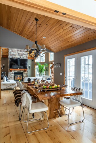 Water Front Cottage on Lake Mirage, Private Dock, Sandy Beach and Hot Tub!