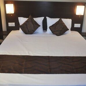 Habitación Confort | Caja fuerte, espacio para trabajar con un portátil, cortinas opacas