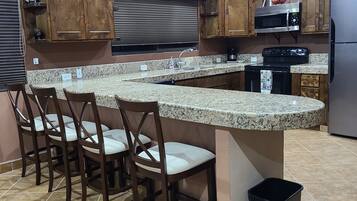 雪櫃、微波爐、焗爐、爐具