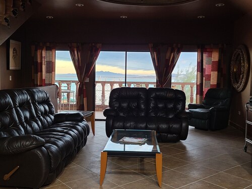 Pickleball meren rannalla, kauniit merinäkymät