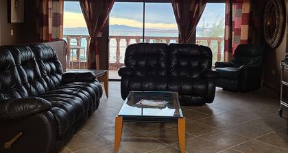 Pickleball meren rannalla, kauniit merinäkymät