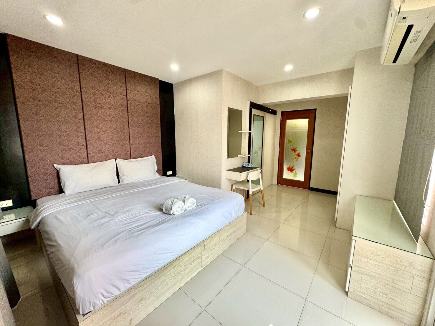 Exclusive 2 Bedroom Apartment for 6 Pax (51A) | Safe på rommet, individuelt dekorert og individuelt innredet