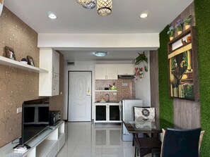 Exclusive 2 Bedroom Apartment for 6 Pax (51A) | ตู้นิรภัยในห้องพัก, ห้องพักตกแต่งอย่างมีเอกลักษณ์, ตกแต่งพิเศษโดยเฉพาะ