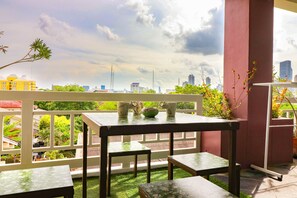 Deluxe Apartment for 6 Pax with 1 Bathroom (42B) | Oppholdsområde | En 40-tommers LED-TV med digitale kanaler samt TV