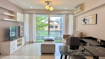 1 Bedroom Suite | 2 bedrooms, in-room safe, individually decorated, individually furnished
