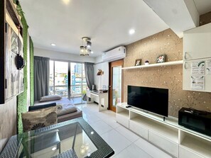 Exclusive 2 Bedroom Apartment for 6 Pax (51A) | Living area | 40-inch LED TV with digital channels, TV - Baan Sabai Rama IV  (Bangkok)