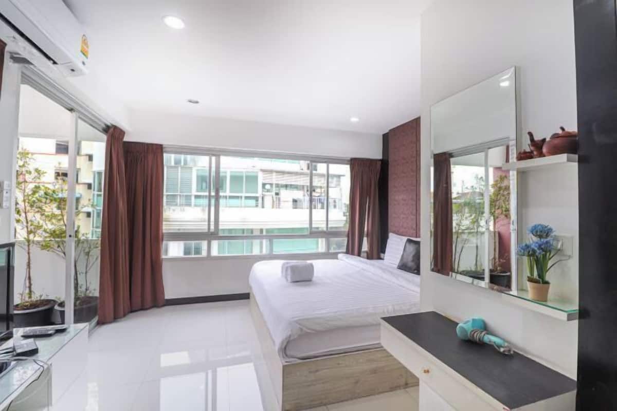 2 bedrooms, in-room safe, individually decorated, individually furnished