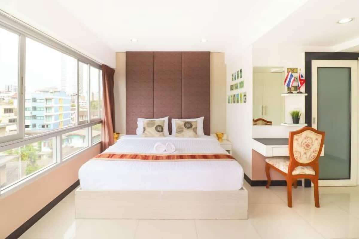 2 bedrooms, in-room safe, individually decorated, individually furnished