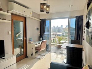 Exclusive 2 Bedroom Apartment (52A) | Oppholdsområde | En 40-tommers LED-TV med digitale kanaler samt TV