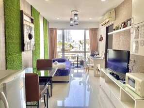 Exclusive 2 Bedroom Apartment for 6 Pax (51A) | Living area | 40-inch LED TV with digital channels, TV - Baan Sabai Rama IV  (Bangkok)