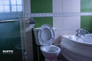 Vasca, asciugacapelli, asciugamani, sapone
