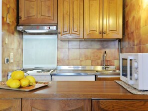 Kühlschrank, Mikrowelle, Ofen, Kochgeschirr/Geschirr/Besteck