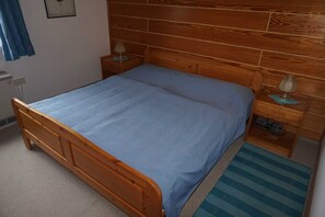 2 Schlafzimmer, Reisekinderbett