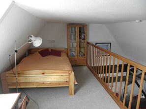 2 Schlafzimmer, Reisekinderbett