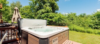 Åka in / åka ut stadsbostad w / Hot Tub & Wood spis, nära Wisp Resort!