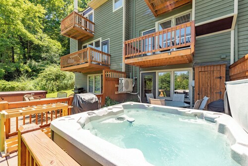 Ski-In/Out Dog Friendly Townhome with Lake Access