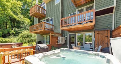 Ski-In/Out Dog Friendly Townhome with Lake Access