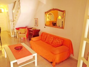 TV, bøker og stereoanlegg