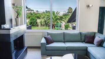 Smart TV, fireplace, stereo