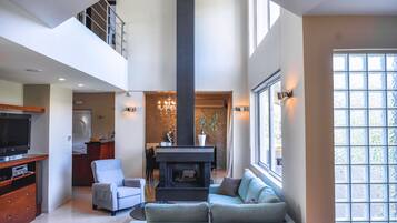 Smart TV, fireplace, stereo