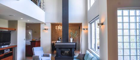 Smart-TV, Kamin, Stereoanlage