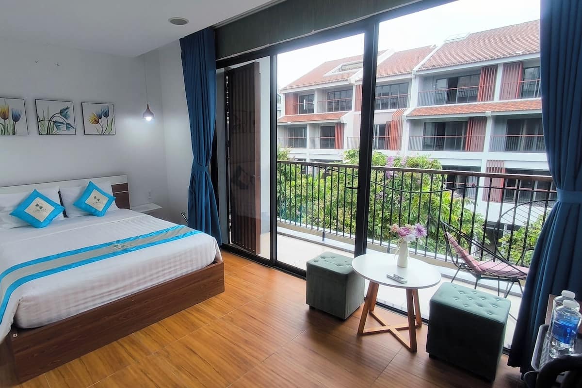 Habitación Deluxe doble, balcón | Ropa de cama hipoalergénica, minibar, caja fuerte y cortinas opacas