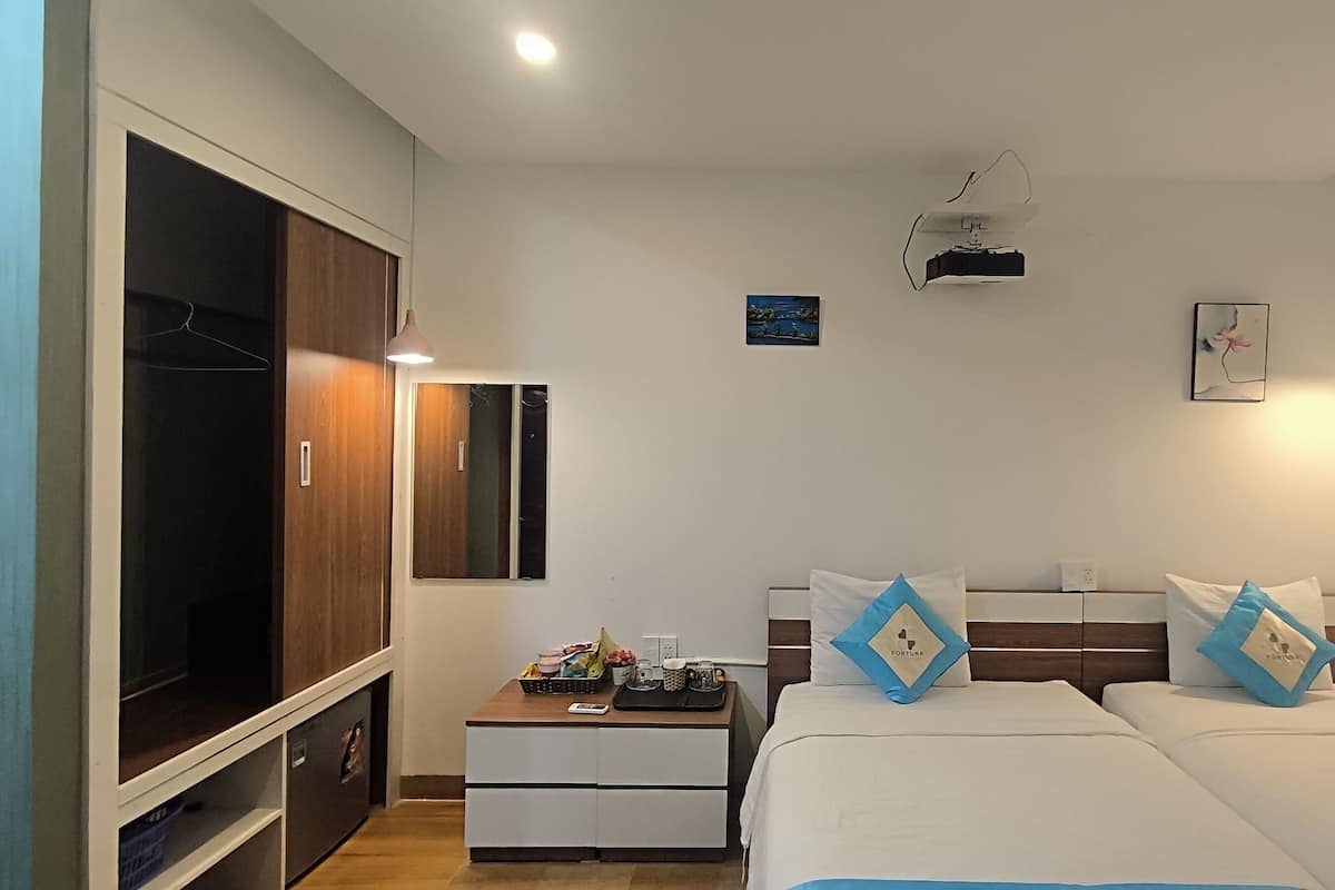 Habitación básica con 1 cama doble o 2 individuales | Ropa de cama hipoalergénica, minibar, caja fuerte y cortinas opacas