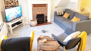 A living room with a television, sofa, and chairs. - Gorgeous Thornton-le-Dale 2 Bedroom Cottage & Garden, Cosy Family Friendly, WIFI (Thornton-le-Dale)