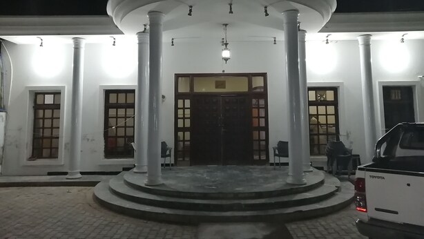 Vista frontal de la propiedad