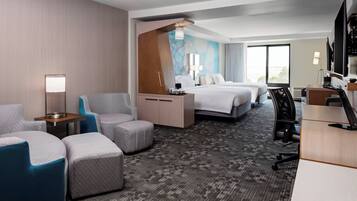 Een bureau, een laptopwerkplek, een strijkplank/strijkijzer