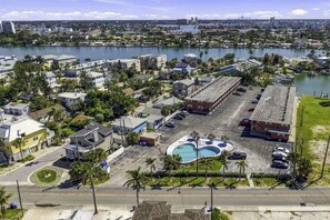Un quartier résidentiel doté d’un grand parking, d’une piscine et offrant une vue sur un plan d’eau.