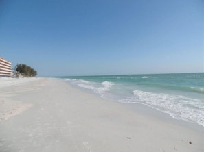 Una spiaggia nelle vicinanze