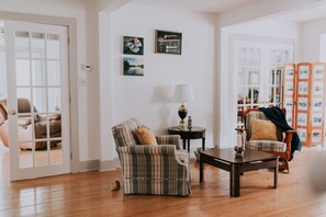 Televisión, chimenea y libros 