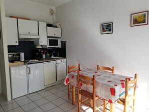 Jääkaappi, uuni, liesi, astianpesukone