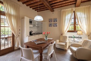 슈피리어 아파트, 1층 (Malvasia) | 거실 공간 | 위성 채널 시청이 가능한 42인치 스마트 TV, TV