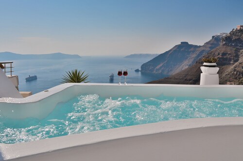 Three-Bedroom Villa with Caldera View, Heated Jacuzzi Pool and  Breakfast