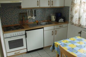 Fridge, oven - First floor - Apartments Uferstraße (Wittmund)