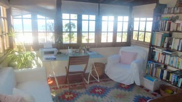 Een smart-tv en een open haard