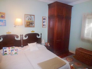 3 Schlafzimmer, Schreibtisch, Bügeleisen/Bügelbrett, Reisekinderbett