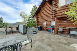 Outdoor dining - Hot Tub & Views! 8,000-Sq-Ft Glenwood Springs Gem (Glenwood Springs)